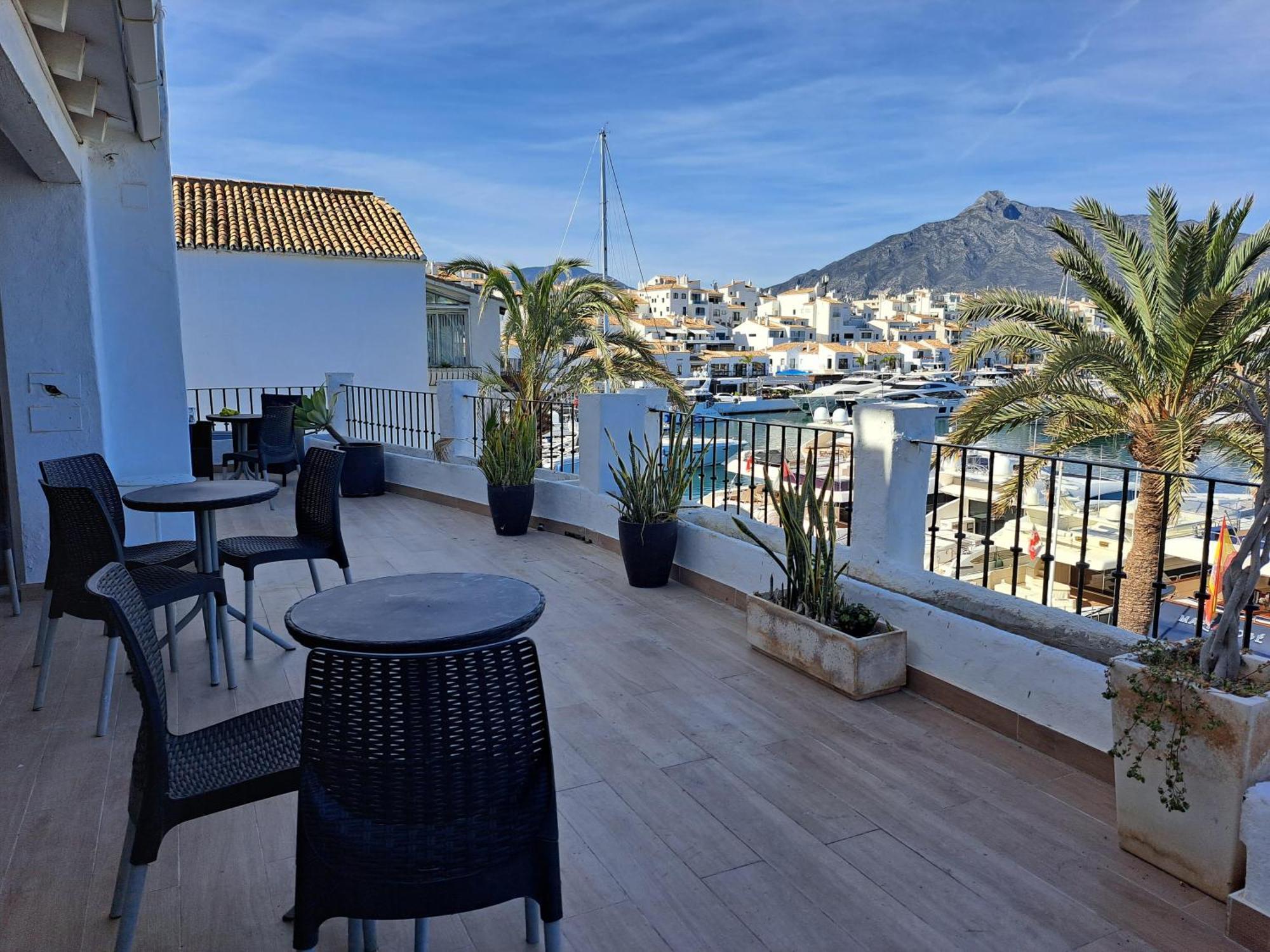 Huge Penthouse With Private Shared Terrace And Kitchen Views