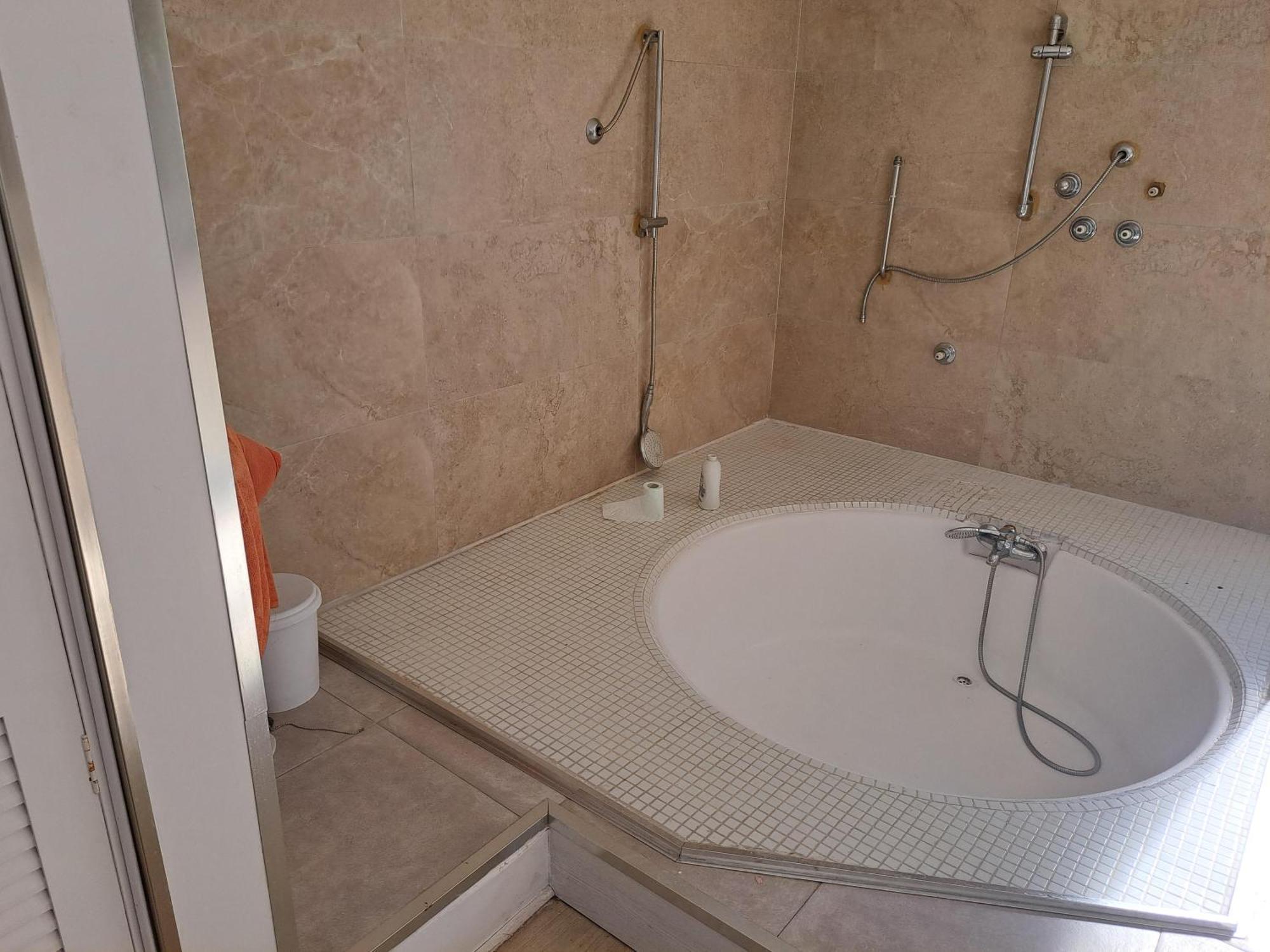 Hostel Huge Penthouse With Private Shared Terrace And Kitchen Views *
